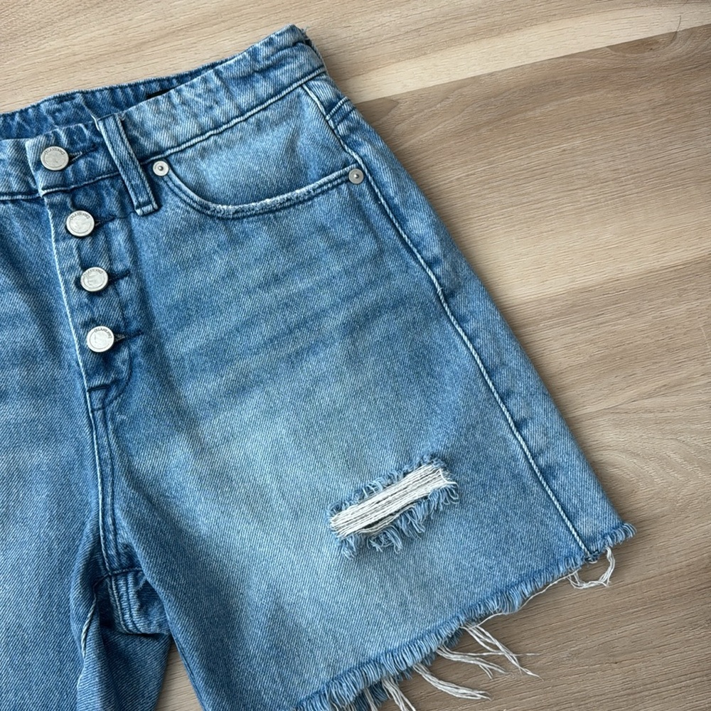 Blank NYC - The Warren Shorts - Picture 4 of 9